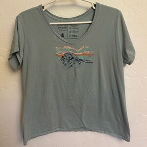 Patagonia Women's Raindrop Peak Organic V-Neck T-Shirt. Large